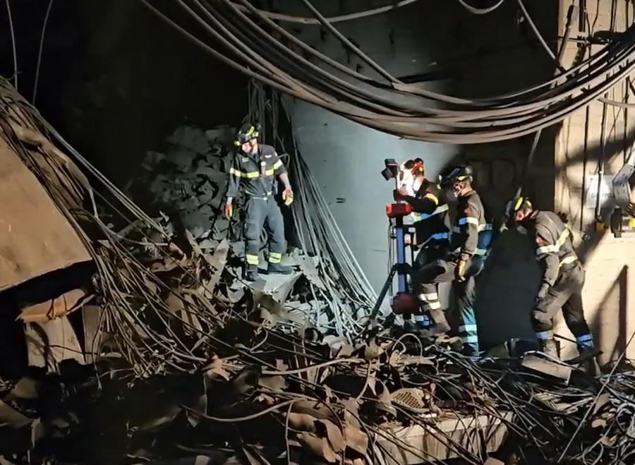 
	I vigili del fuoco dentro la centrale idroelettrica


