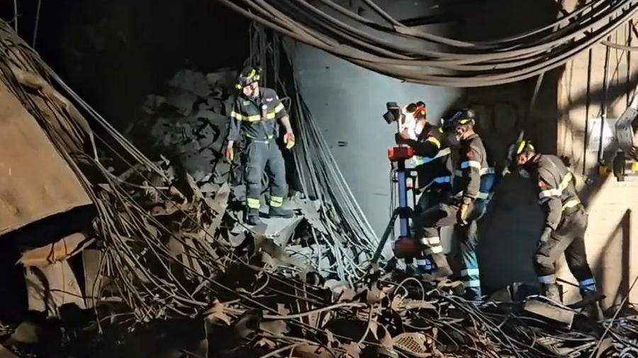 I vigili del fuoco dentro la centrale idroelettrica