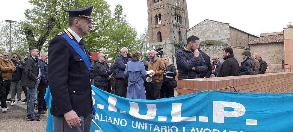Pisa, dura protesta contro il questore: rovinata la festa della polizia – Video
