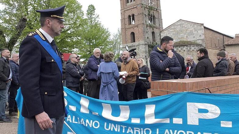 Pisa, dura protesta contro il questore: rovinata la festa della polizia – Video