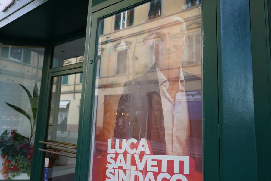 Livorno, uova contro il comitato elettorale del sindaco Luca Salvetti