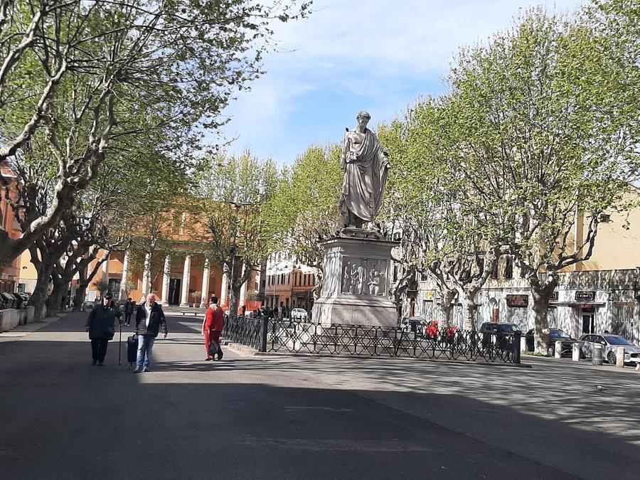 «Piazza XX sta morendo, aiutateci». Commercianti e residenti protestano