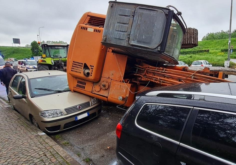 Concordia, escavatore scivola dal rimorchio e piomba sulle macchine in sosta<br type="_moz" />
