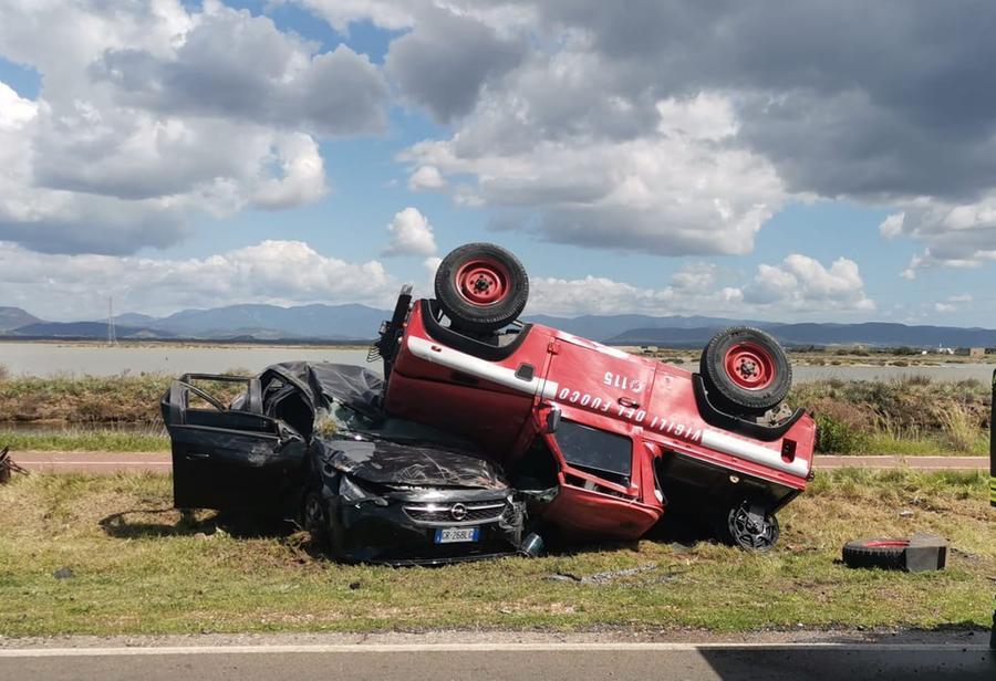 Scontro tra un’auto e un mezzo di servizio dei vigili del fuoco lungo la statale 126: muore una donna