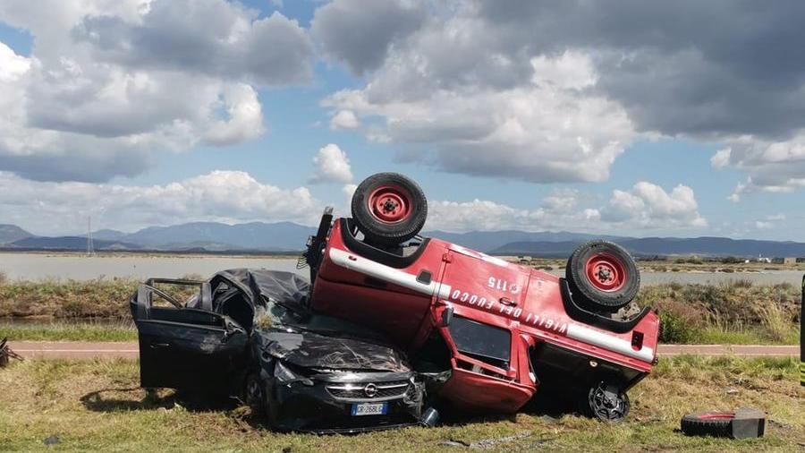 Scontro tra un’auto e un mezzo di servizio dei vigili del fuoco lungo la statale 126: muore una donna