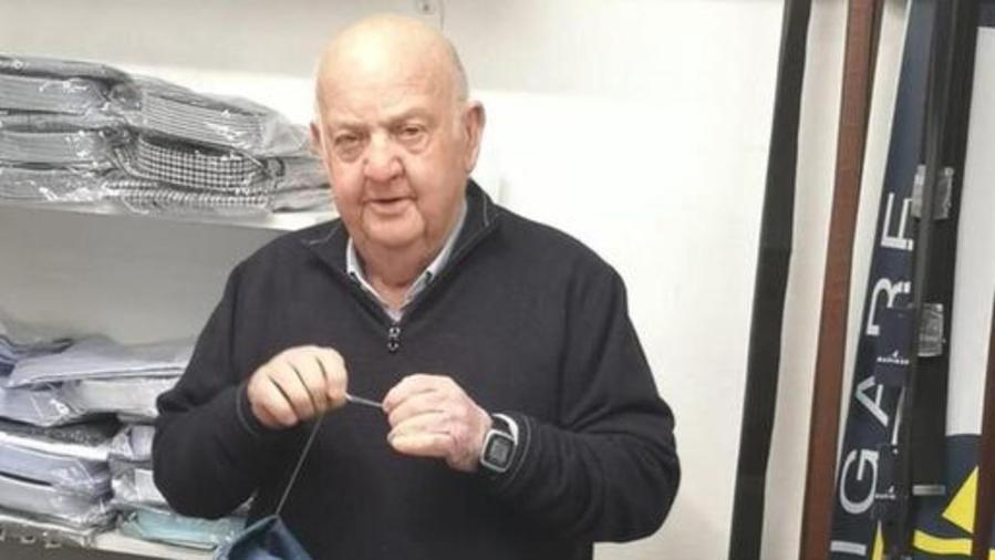 Franco al lavoro nella sua sartoria di Massa