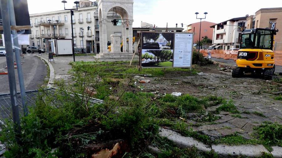Il cantiere di piazza Mariano ieri 11 aprile (foto fgp)