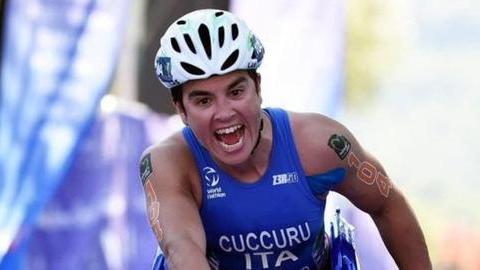 Rita Cuccuru trionfa a Parigi nella maratona paralimpica