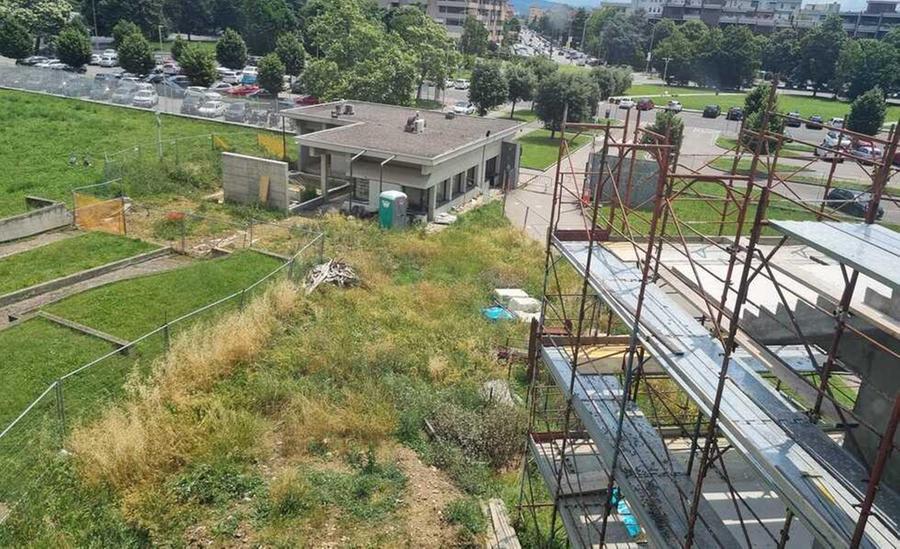 
	I lavori in corso da almeno cinque anni all'esterno del Tribunale di Prato

