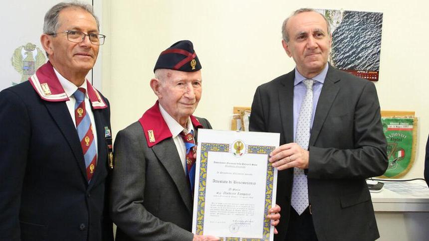 Lampazzi compie 100 anni: «Quando io ero poliziotto a Reggio non c’era tutto questo casino...»