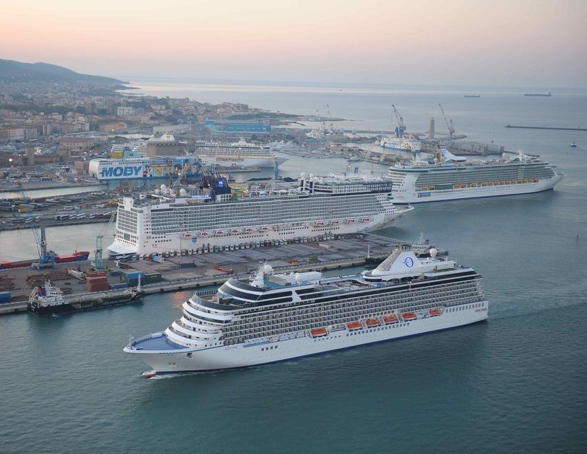 Navi da crociera nel porto di Livorno