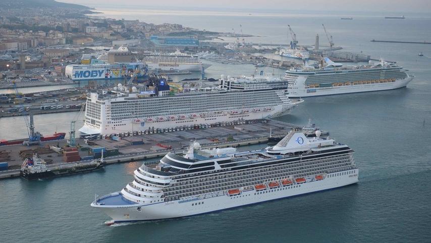 Navi da crociera nel porto di Livorno
