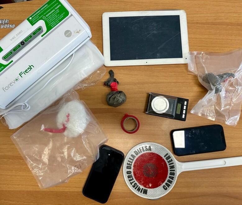 Nella foto la cocaina e il materiale per il confezionamento delle dosi sequestrato dai carabinieri della compagnia di Cecina