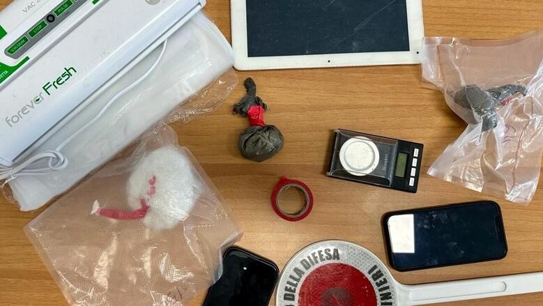 Nella foto la cocaina e il materiale per il confezionamento delle dosi sequestrato dai carabinieri della compagnia di Cecina