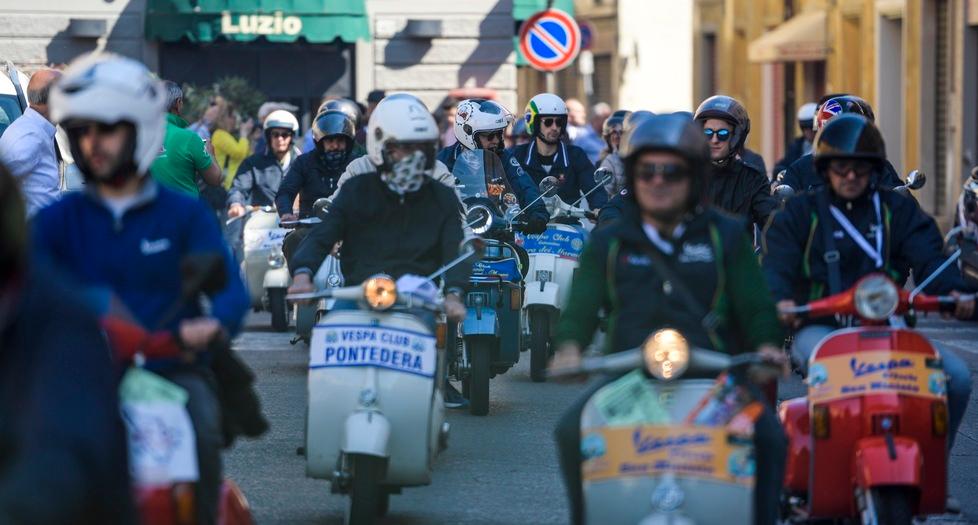 Sono 8mila gli iscritti alla parata che andrà in scena sabato 20 aprile (nella foto un raduno di vespisti in città)