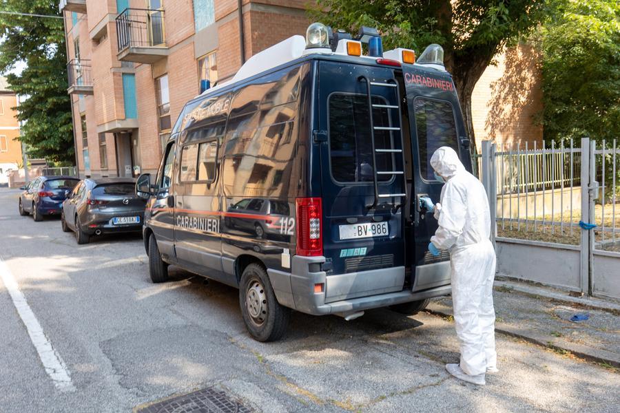 Bimbo morto in via degli Ostaggi a Ferrara. La madre «una donna disperata»