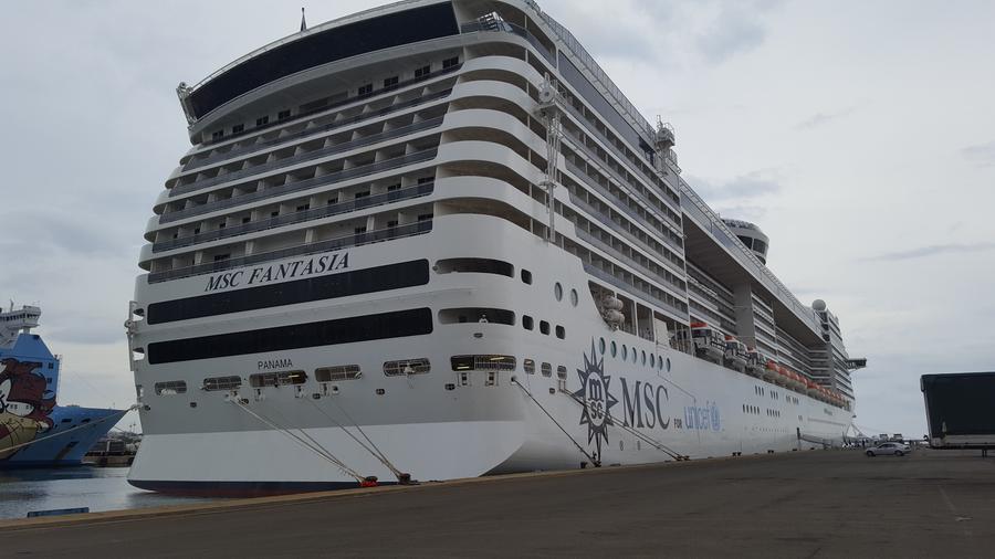 La Msc Fantasia al porto di Cagliari
