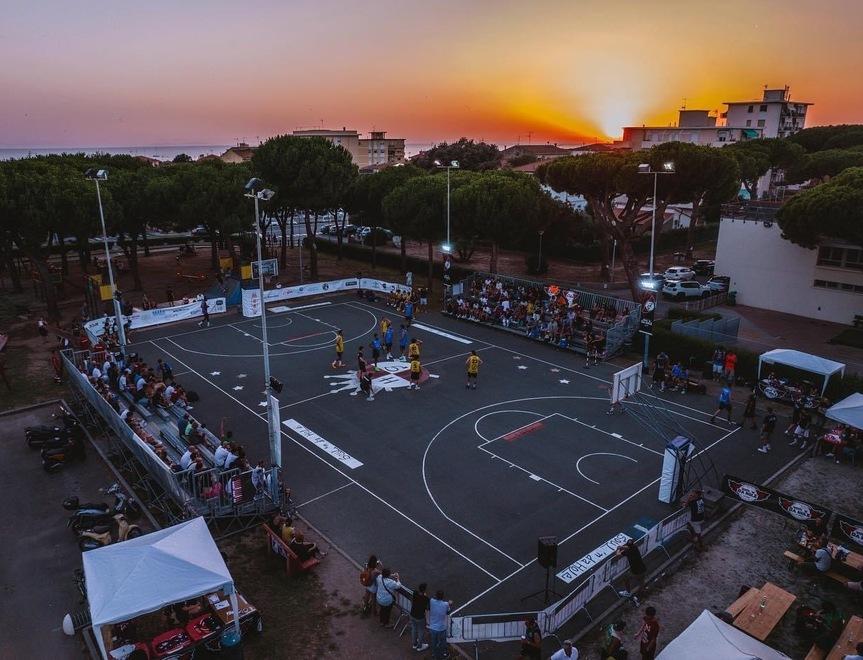 Il campino di streetball di San Vincenzo durante l’edizione 2023 del Soul ’n da holee (foto Pietro Tarchi)