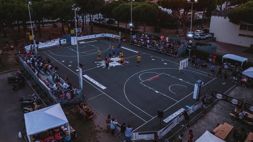 Il campino di streetball di San Vincenzo durante l’edizione 2023 del Soul ’n da holee (foto Pietro Tarchi)