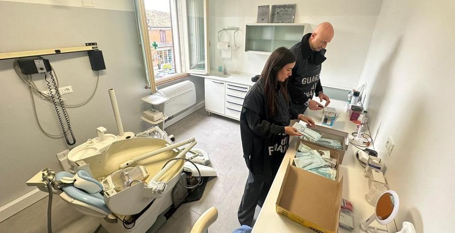 A Ferrara scoperto falso dentista, esercitava senza titoli