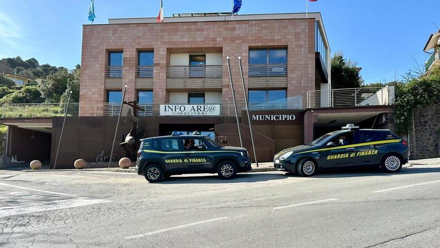 Elba, la Finanza in Comune a Capoliveri: sotto sequestro 7 immobili, uno è sulla spiaggia di Zuccale – Video