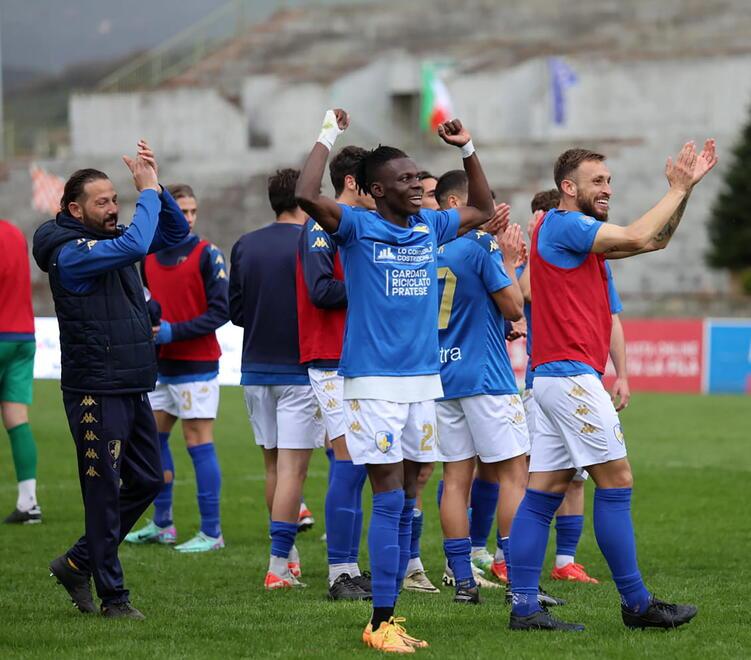 L’esultanza dei giocatori biancazzurri dopo la vittoria nel derby con la Pistoiese