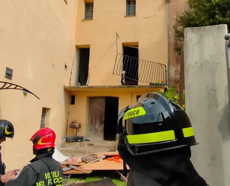 Laconi, esplosione in una palazzina al centro: due pensionati estratti dalle macerie, uno è grave