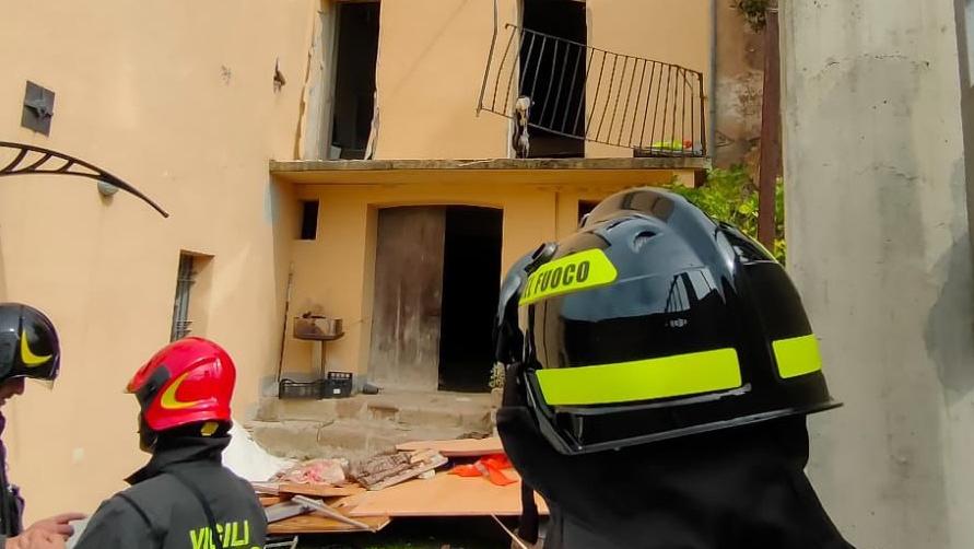 Laconi, esplosione in una palazzina al centro: due pensionati estratti dalle macerie, uno è grave