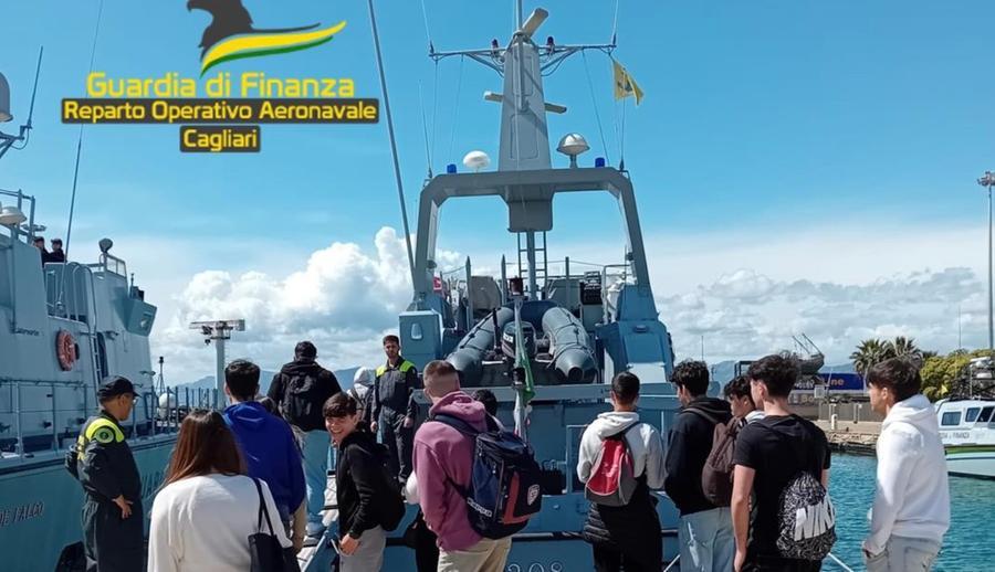 I futuri capitani e direttori di macchine del Buccari-Marconi a bordo dei mezzi della Guardia di finanza