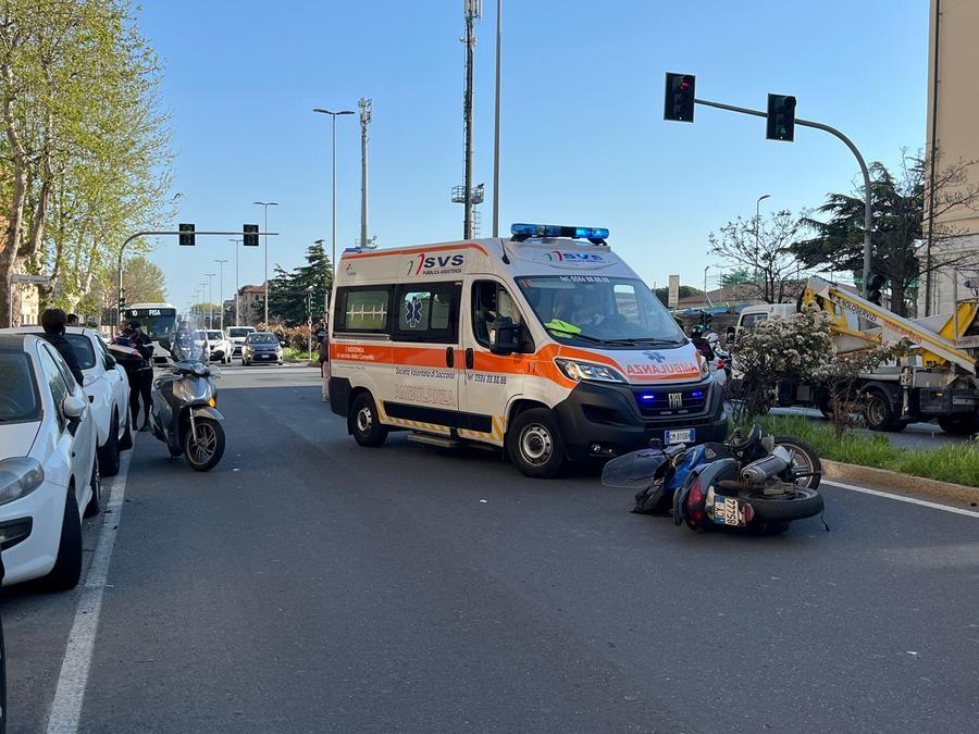 Livorno, scontro tra due scooter: giovane fugge dopo lo schianto. «Ha lasciato l’amica a terra»