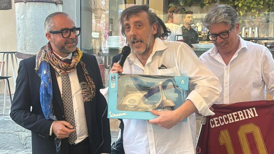 Massimo Ceccherini a Pontedera, l’incontro col sindaco e la Vespa in regalo