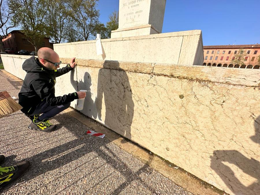 Ferrara, nanotecnologia contro il vandalismo: l’intervento in Piazza Ariostea
