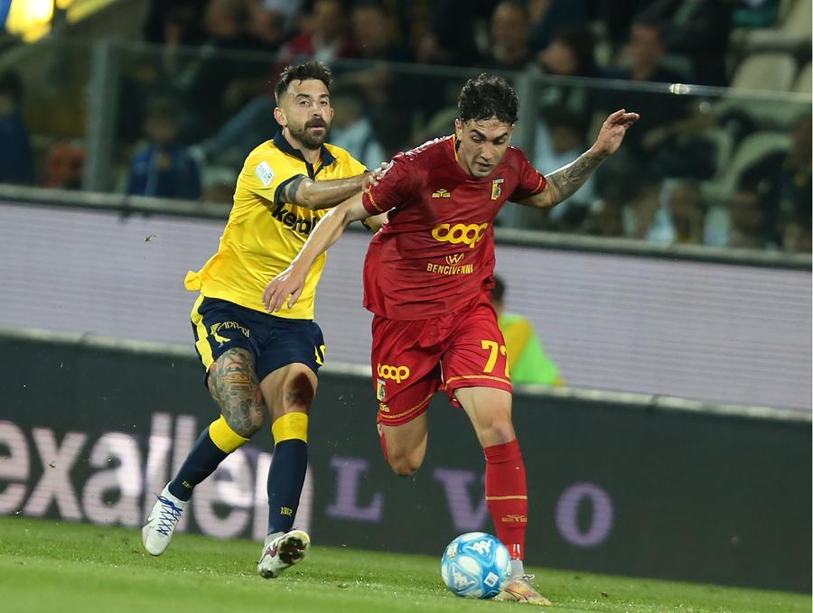 Altra sconfitta, altri fischi per il Modena: passa il Catanzaro