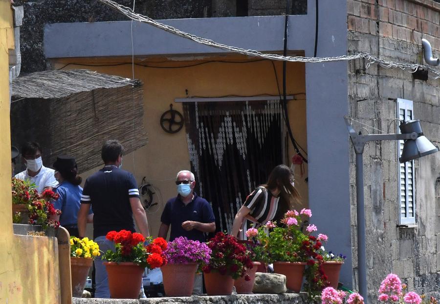 
	Antonino Demelas al centro durante la perquisizione dei carabinieri nel giugno del 2021 a casa sua per l'inchiesta relativa alla scomparsa della compagna Marina Castangia

