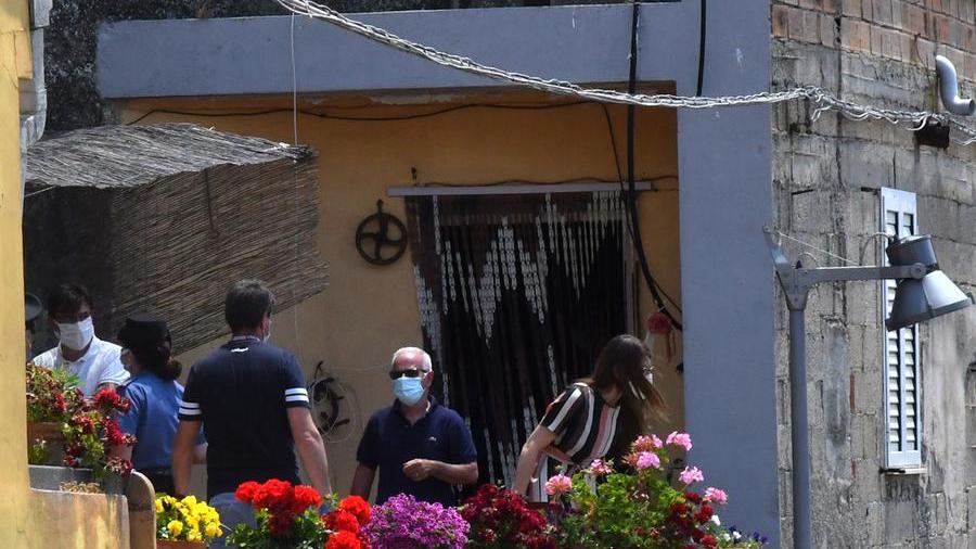 
	Antonino Demelas al centro durante la perquisizione dei carabinieri nel giugno del 2021 a casa sua per l&#39;inchiesta relativa alla scomparsa della compagna Marina Castangia


