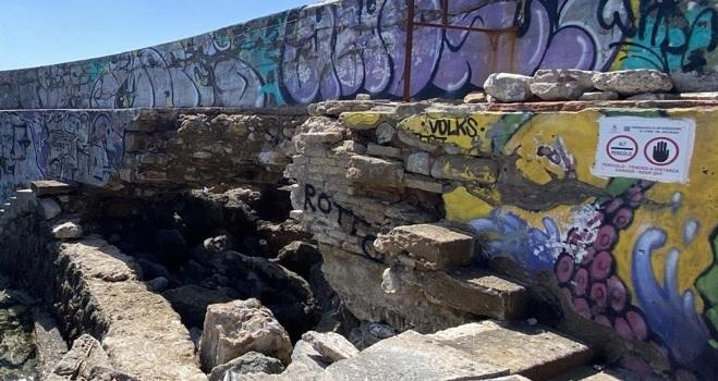 Livorno, “alt pericolo”: al moletto del porticciolo del Sonnino arrivano i cartelli di divieto del Comune