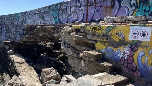 Livorno, “alt pericolo”: al moletto del porticciolo del Sonnino arrivano i cartelli di divieto del Comune