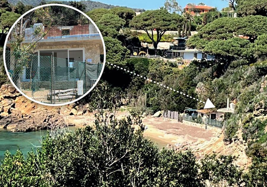 
	La spiaggia di Zuccale e un particolare dell'edificio abusivo (foto Gi&ograve; Di Stefano)


