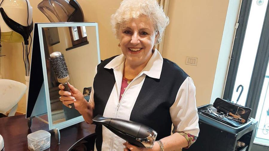 Stefania va in pensione dopo 52 anni di tagli, colori e pieghe: «La vita mi ha tolto tutto, ma non ho mai mollato»