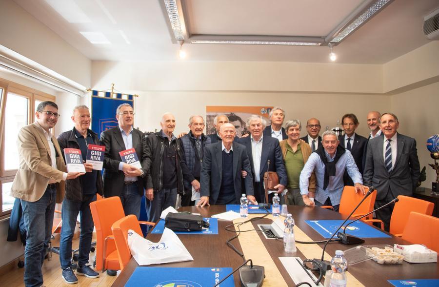 Settanta firme e settanta storie per raccontare il mito Gigi Riva