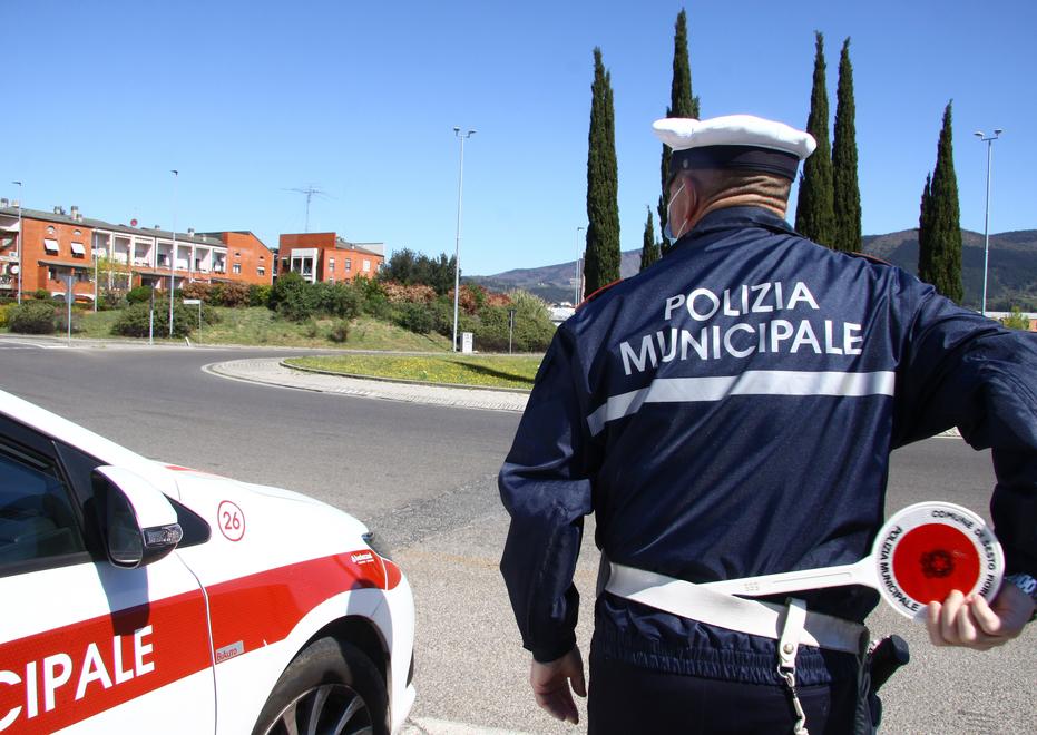 Vigili picchiati dai clienti di un bar: dieci giorni di chiusura per il locale. Cosa ha scatenato la violenza