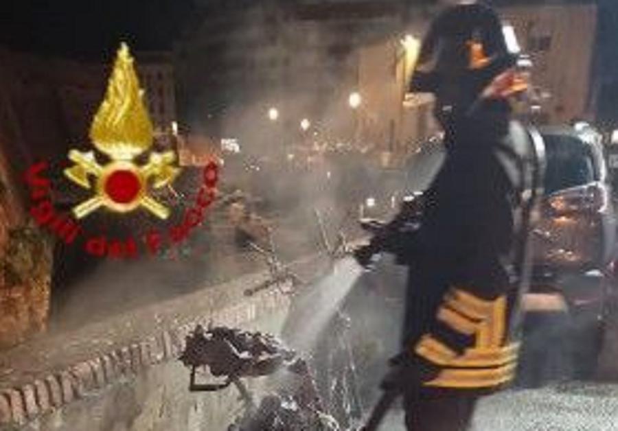 
	I pompieri impegnati nello spegnimento del motorino

