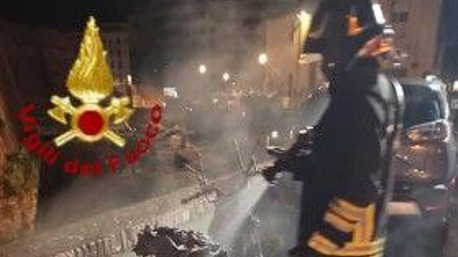 I pompieri impegnati nello spegnimento del motorino