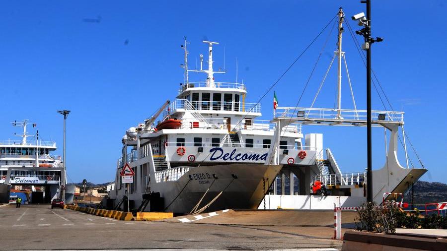 Un traghetto della compagnia di navigazione Delcomar