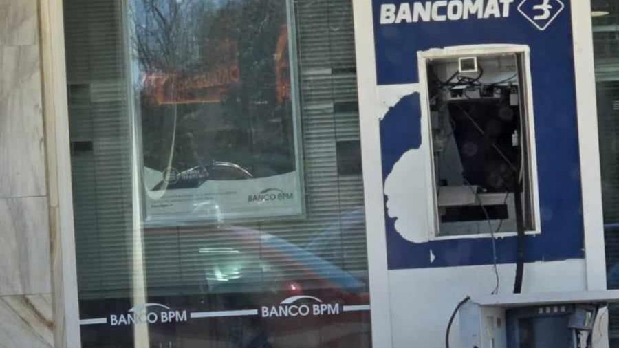 Tirrenia, fanno saltare lo sportello bancomat: il colpo nella notte