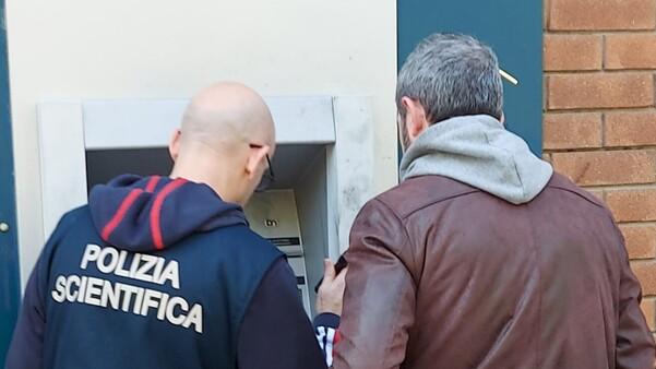 Modena, assalto hi-tec al bancomat Bper. Ma le protezioni beffano i ladri<br type="_moz" />