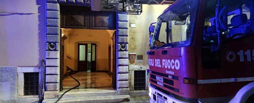 Carrara, fiamme in un appartamento in centro
