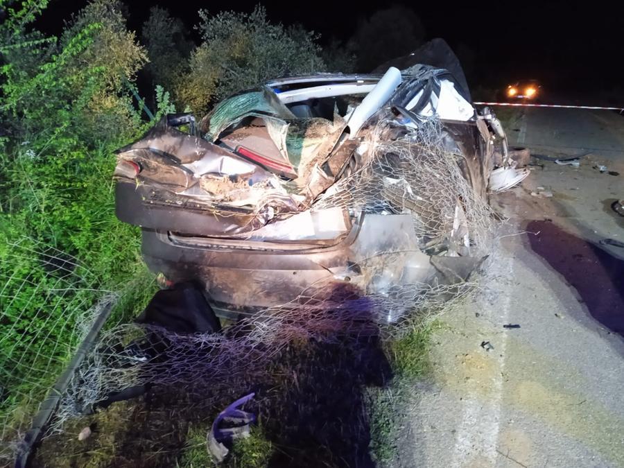 
	L'auto distrutta (foto Pubblica assistenza di Sassofortino)

