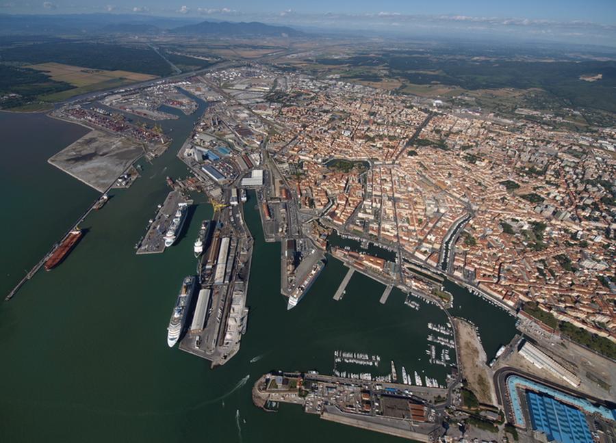 
	Una veduta del porto di Livorno

