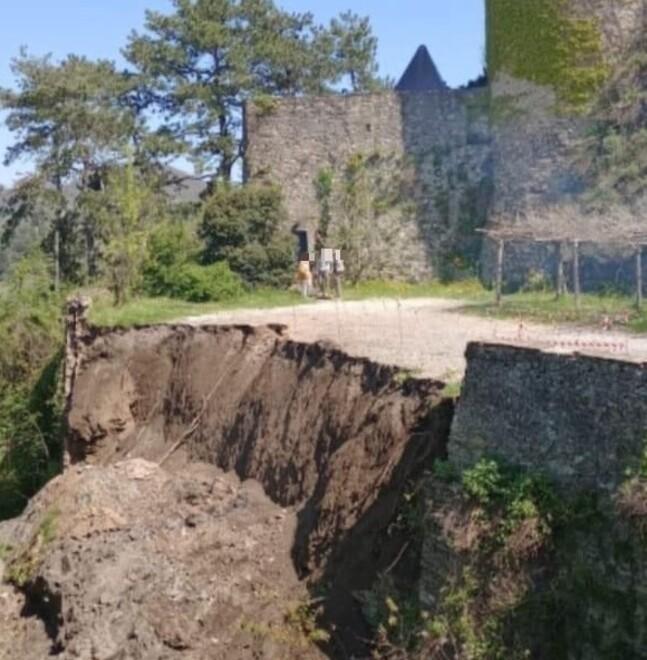 «Crollato il muro del parcheggio», la strada provinciale è off-limits 